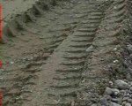 Грузовик завалил трех людей камнями