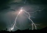 Во Франции из-за удара молнии упал самолет