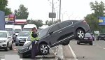 В Киеве Lexus загадочным образом "запрыгнул" на бетонный отбойник