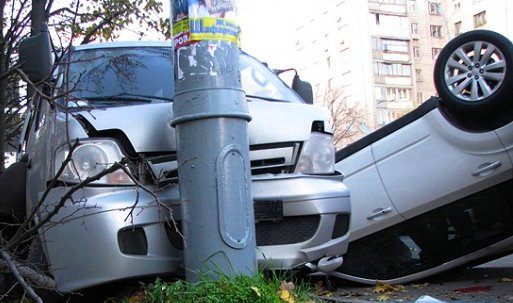 В Киеве джип "со спецэффектами" протаранил два авто и перевернулся на крышу (фото)