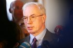 Азаров пожаловался на "девочку", которая подписала дорогой газ