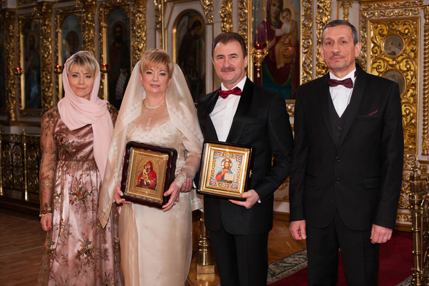 Попов обвенчался с женой