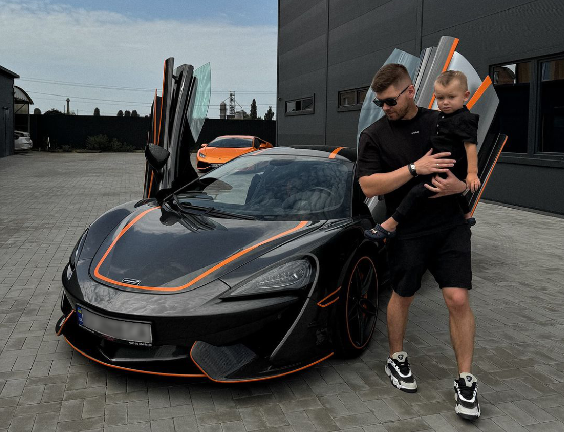 Михайло Хомич виходить з авто зі своїм сином Іваном