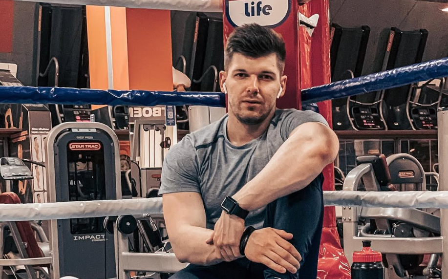 До товарного бізнесу Михайло Хомич працював фітнес-тренером